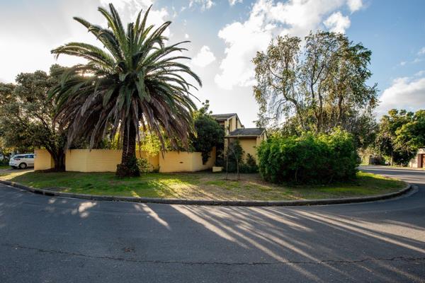 Excellent location. Walking distance to Die Boord shopping centre and popular schools.

Well built and well kept family home.

The ...