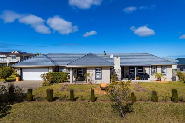 Exclusive mandate 

This corner stand home opens up to a  patio with a steel retractable awning and built- in braai with unsurpassed views of the Outeniqua mountain range.
 
Well fitted kitchen with granite tops, plenty cupboards ...