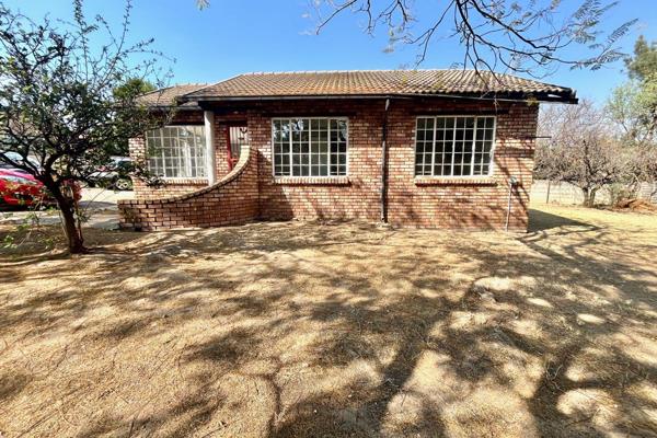 Discover a tranquil retreat in the heart of Vorna Valley, Midrand, with this private and secure 2-bedroom house. Perfectly designed for ...