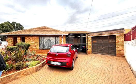 4 Bedroom House for sale in Hospital View