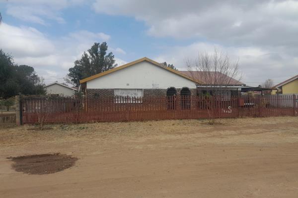 Four  bedrooms with bic,kitchen,dining room,lounge,two living room,guest toilet and bath.main bedroom toilet and bath,garage,carport ...