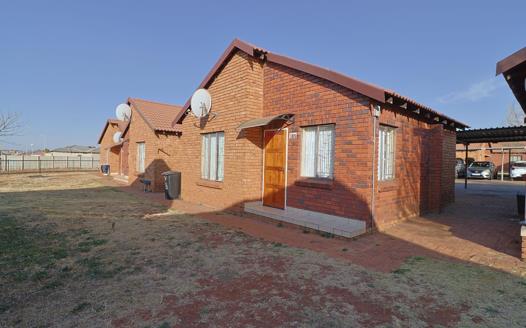 2 Bedroom Townhouse for sale in Protea Glen