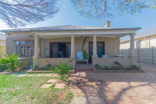 Welcome to this delightful 3-bedroom 1.5 bathroom home that easily balances comfort and convenience. 
Tucked away within Orange Grove ...