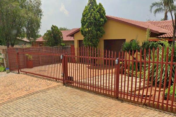 3 Bedroom House for Sale in Leachville Ext 1, Brakpan

R 2 370 000

Magnificent House for sale.
Very modern property that ...