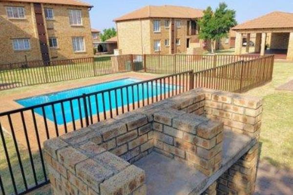 Discover modern living at its finest in this stylish 1-bedroom apartment located in the sought-after Stonewood complex in Midrand. This ...