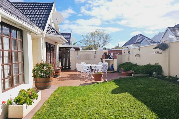 This sunny townhouse is situated in our sought-after Heuningkloof area. Discover secure lifestyle living in the heart of the lovely Overstrand. The house offers 2 bedrooms, 2 bathrooms (main en-suite), open plan living area and ...