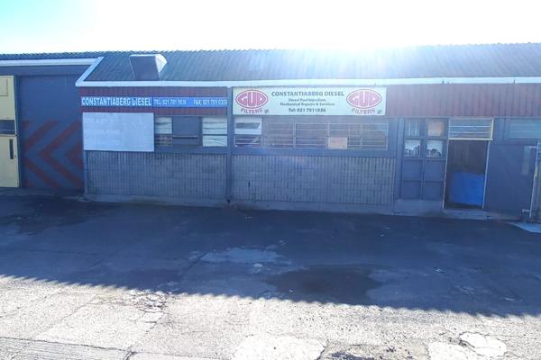 Unit offers a office/reception area and 2 ablutions!

- Erf 116550
- GLA 350 m2
- ...