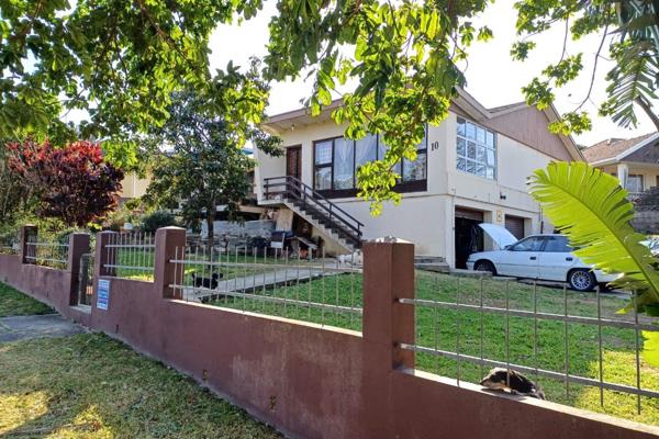 Charming 3-Bedroom Home with Spacious Yard &amp; Double Garage
Welcome to your new haven! This delightful 3-bedroom residence combines ...