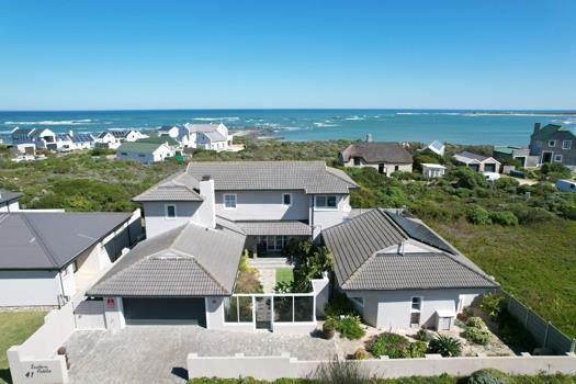 5 Bedroom House for sale in Suiderstrand