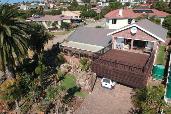 EXCLUSIVE MANDATE

This low maintenance double storey family home on a 726 sqm corner stand is situated in the prime area of Wavecrest. ...