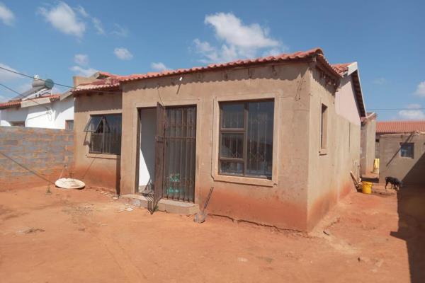 Akhona Sibobosi Properties presents to you these 2 bedroom house in Lehae, it consist of a Kitchen and a dining room. The house has got ...