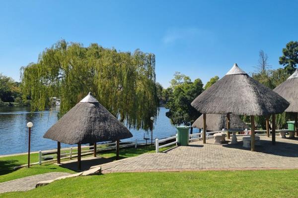 Lock up and go unit for sale in a popular and secured complex on the Banks of the Vaal River. 
24 hour security 
River Access 
3 x ...