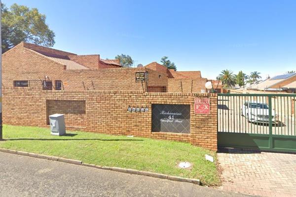 Secure three bedroomed townhouse in complex of 5 units.

Open plan kitchen lounge ...