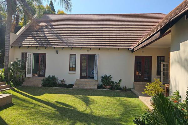 Beautiful 4 bdroom home located in the boomed leafy surburb of Sundowner. An ...