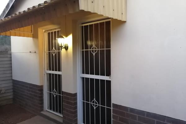 Fully self-contained 1 bedroom cottage with built-in cupboards and window blinds, kitchen, 1 bathroom with a shower and separate ...