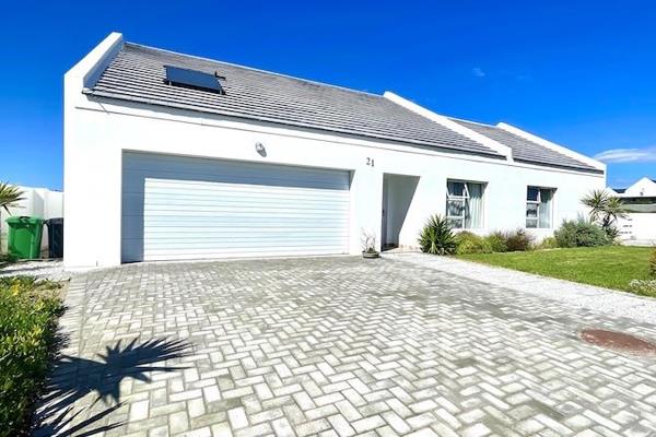 Embrace the tranquillity of coastal living in this expansive single-story home nestled within the secure Harbour Lights. This property offers the perfect blend of modern design, ample space, and proximity to the local amenities ...