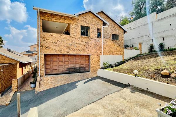 Modern and spacious three bedroom townhouse | double garage | pet friendly garden | low ...