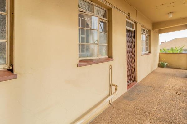 This well-maintained apartment in Yvonne Courts, Springs, offers a comfortable living space perfect for first-time buyers, small ...