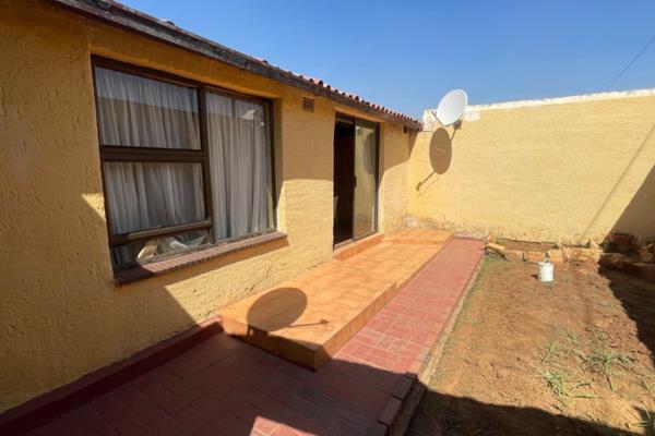 This neat 1 bedroom house offers the following

Fitted Kitchen
Lounge
Dining room
2 Outside rooms
2 Outside bathrooms
Garage
2 ...