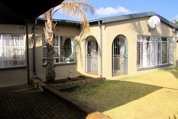 This spacious 4-bedroom, 2-bathroom family home in Brakpan is available for rent. ...