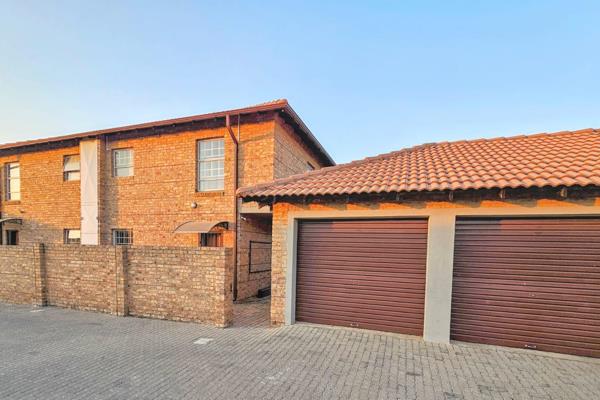 A listing like none other!!

Below r1m!!

Massive 2 bedroom double story townhouse ...