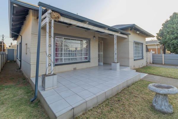 !!Sole mandate!!

Charming 3-Bedroom Home in Geduld Ext with a flatlet !!

Discover the charm of this delightful 3-bedroom, 1-bathroom home nestled in the heart of Geduld Ext. The open-plan lounge and dining room create a ...