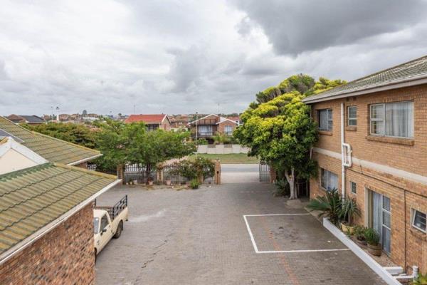 This outstanding property in Bluewater Bay, Port Elizabeth, offers a rare chance to buy a profitable and well-kept guest house setup. ...