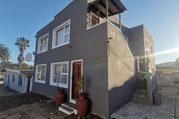 Discover an exceptional opportunity in the heart of Charleston Hill, Paarl. This unique property features a spacious 3-bedroom house ...