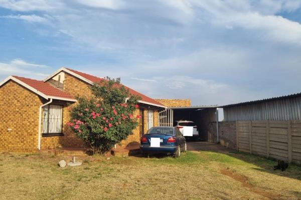 Lovely two bedroom home available, on a shared stand.  


Well maintained home, on a ...