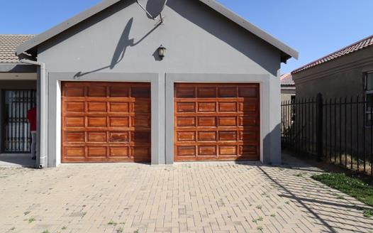 3 Bedroom House for sale in Bloemspruit