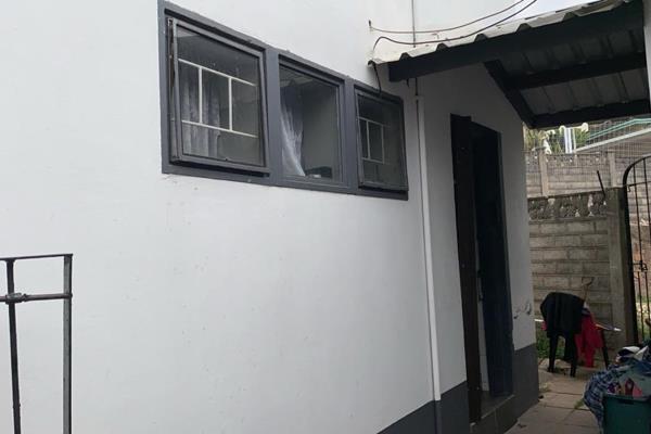 Neat 1 Bedroom Garden Cottage To Let In Malvern!

This is a neat one bedroom cottage that comprises of 1 bedroom, 1 bathroom with ...