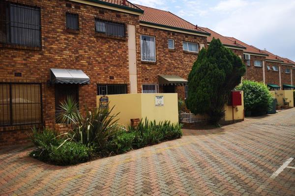 2 Bedroom Townhouse to rent is secure complex.
Walking distance to Spar, Doctors and Hospital
Open plan Lounge, Dining and Kitchen
1 ...