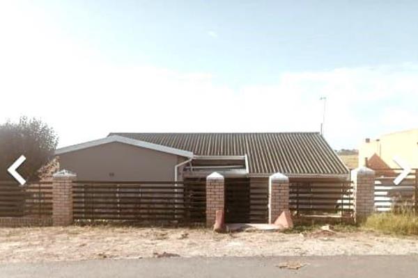 This 3-bedroom family home in Phakamisa New Town is located close to schools, clinic and other services.
Has two bath rooms, (one ...