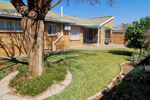 2 Bedroom House for sale in Uitsig