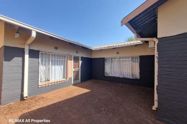 Property Overview:
Situated in a prime area of Thabazimbi, this spacious property occupies a generous 1,011m&#178; stand. Located ...