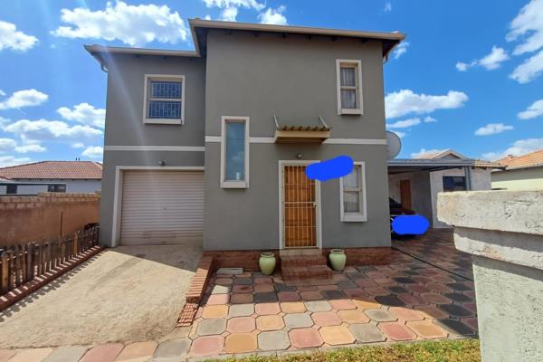 Discover your dream family home in the charming Glenway Estate, Mamelodi. This stylish residence offers an inviting and spacious ...