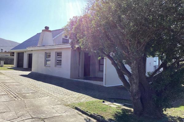 Much loved family home situated in an established, quiet part of popular Franskraal. ...