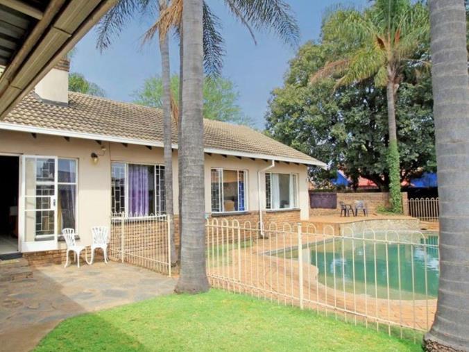 6 Bedroom House for Sale in The Reeds