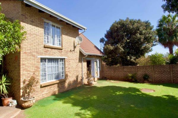 This neat well looked after corner townhouse unit, has 2 bedrooms on the ground floor with  newly fitted wooden tiled look flooring and ...