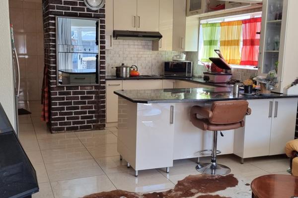 Set in Sunward Park inside the secure village with the main house offers 3 bedrooms 2 ...