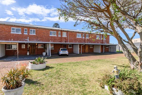 This large unit has 3 bedrooms with built-in cupboards, an open plan-plan fitted kitchen and spacious lounge/dining area, an enclosed ...