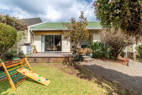 Beautiful, neat home situated in the sought-after, secure-gated area of the RRA. Walking distance to the Randpark Golf Club and Fairway ...