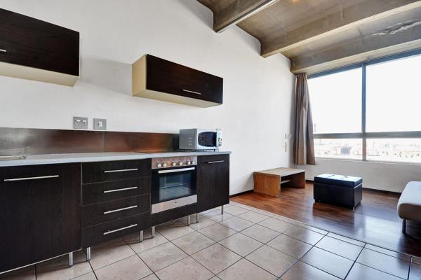 Bachelor unit overlooking the Prasa trains and downtown Johannesburg CBD. Close to Wits ...