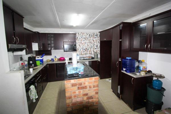 This is a beautiful 3 bedroom 1 bathroom and 2 toilettes for rent.

Each room has its ow built in cupboards.

Tiled flooring ...