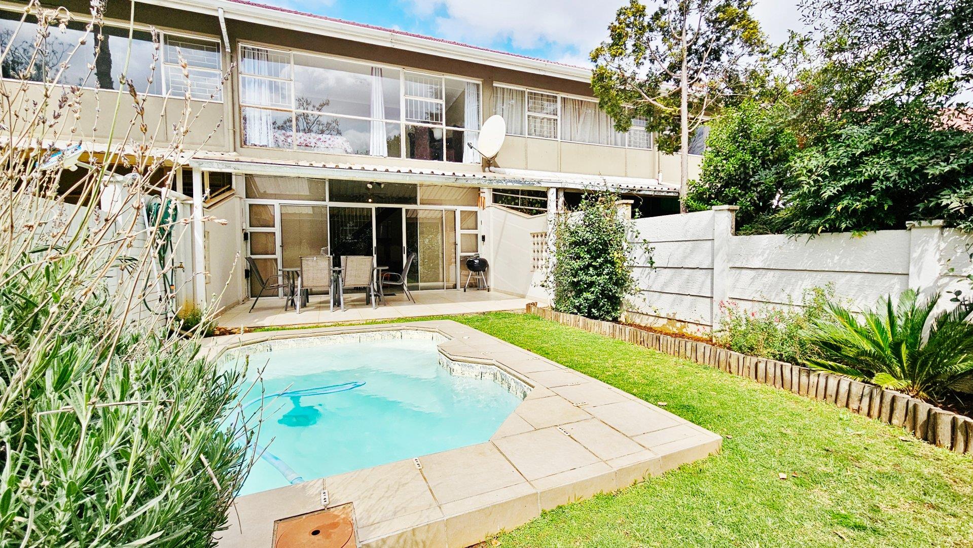2 Bedroom Townhouse for sale in Three Rivers - P24-114876666