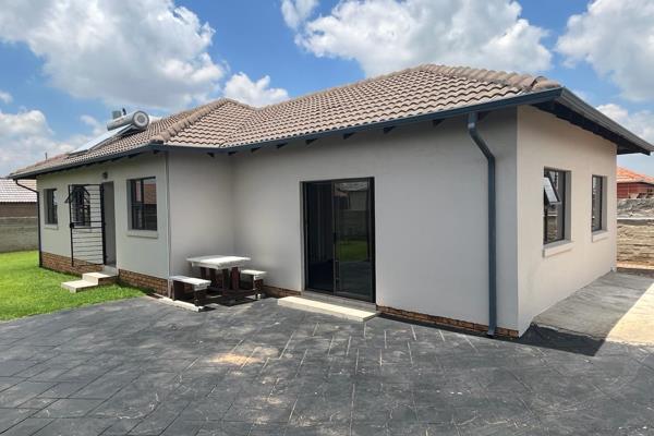 This delightful 3-bedroom, 2-bathroom home in Azaadville Gardens where there is No Load shedding offers a perfect blend of modern ...