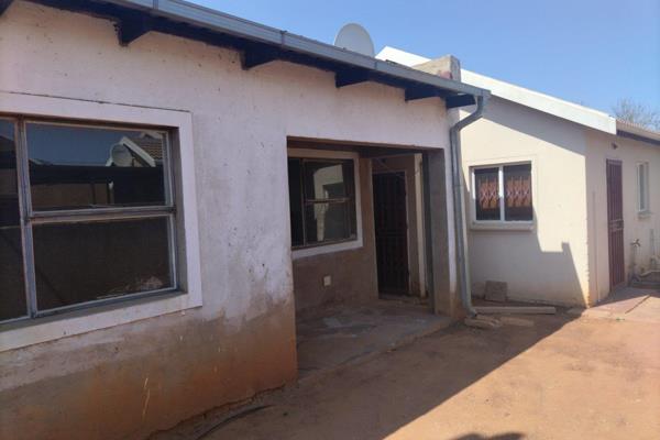 This house consists of the following: 
•	3 X Bedrooms 
•	2 X Bathrooms
•	1 X Living area,
•	1 X kitchen. 
The house will be ...