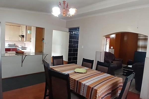 5 Bedroom House in  Sunbird Park with a flatlet.
( Exclusive Sole Mandate)

Fully enclosed property  with sliding gate is a must to see.
This property offers warm and inviting atmosphere perfect for  the comfort family living.
Entering the home you are well come into a ...