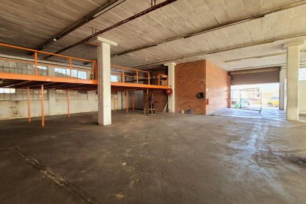 This spacious 455sqm warehouse, located in a secure Jacobs complex, offers the ideal ...