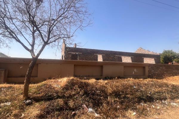 Say Hello to this great opportunity that&#39;s waiting for you, this Huge yard consists of 6 unfinished units that entail as a 2 ...